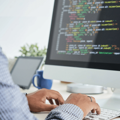 Développeur travaillant sur l'intégration TCF v2.2